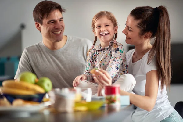 Una Linda Niña Pasando Buen Rato Con Sus Padres Mientras —  Fotos de Stock