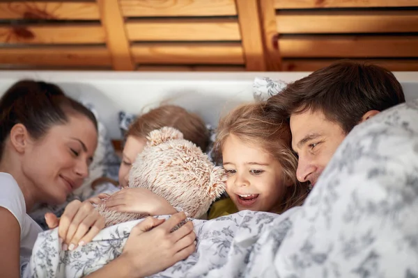 Genç Mutlu Bir Aile Güzel Bir Sabah Yatağında Birlikte Yatıyor — Stok fotoğraf