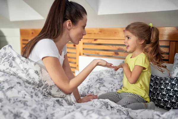 Маленькая Девочка Играет Своими Родителями Постели Прекрасным Утром Спальне Семья — стоковое фото