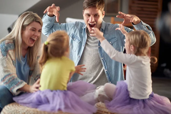 Młoda Szczęśliwa Rodzina Robi Grimaces Potwora Podczas Zabawy Wesołej Atmosferze — Zdjęcie stockowe