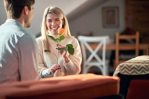Mladá Žena Šťastná Kvůli Květině Kterou Dostala Svého Přítele Valentýna — Stock fotografie