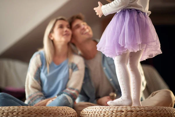 Щасливі Батьки Спостерігають Маленька Донька Танцює Веселій Атмосфері Вдома Сім — стокове фото