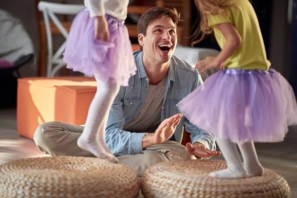 Ung Lycklig Far Trummar Medan Hans Små Döttrar Dansar Glad — Stockfoto