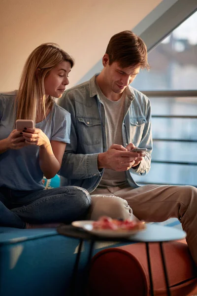 Een Meisje Bespioneert Smartphone Van Haar Vriend Terwijl Samen Bank — Stockfoto