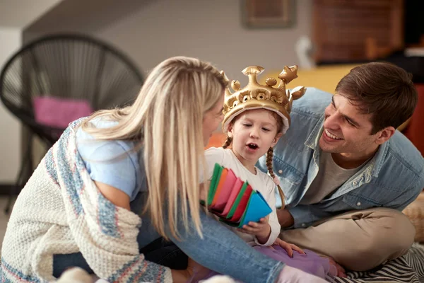 Los Padres Jóvenes Disfrutan Jugando Con Hija Pequeña Ambiente Alegre — Foto de Stock