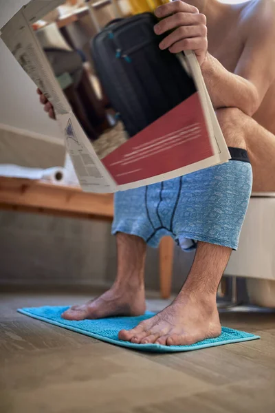 Ung Man Gillar Att Läsa Tidningarna Avslappnad Atmosfär Badrummet Medan — Stockfoto