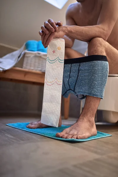 Jovem Senta Vaso Sanitário Ambiente Descontraído Banheiro Defecando Necessidade Casa — Fotografia de Stock