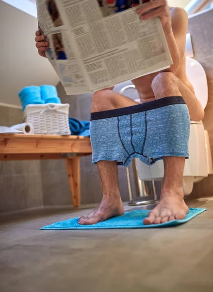 Joven Lee Periódico Mientras Defeca Ambiente Relajado Baño Aseo Necesidad — Foto de Stock