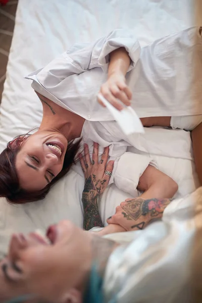 Lesbianas Pareja Compartir Feliz Momento Juntos Casa —  Fotos de Stock