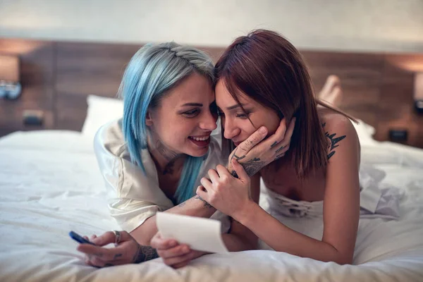 Alegre Pareja Lesbiana Anunciando Embarazo Prueba Resultados Juntos —  Fotos de Stock