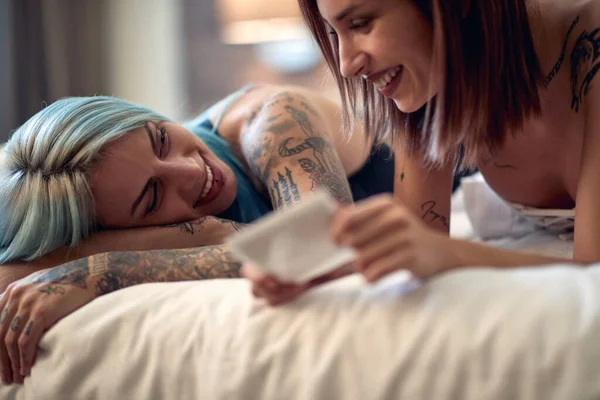 Feliz Lesbiana Pareja Compartir Feliz Momento Juntos Casa —  Fotos de Stock