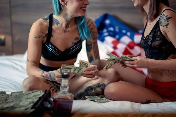 Młoda Seksowna Lesbijska Para Bieliźnie Siedzi Łóżku Lubi Liczyć Pieniądze — Zdjęcie stockowe