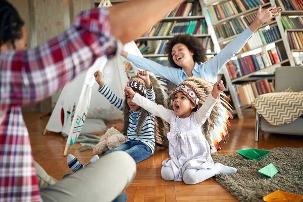 Niños Emocionados Con Tocados Indios Sus Padres Están Gritando Mientras — Foto de Stock