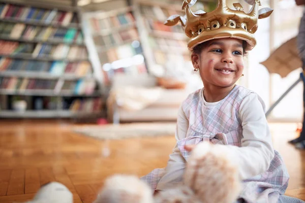 Una Linda Niña Con Una Sonrisa Dulce Está Llena Alegría —  Fotos de Stock