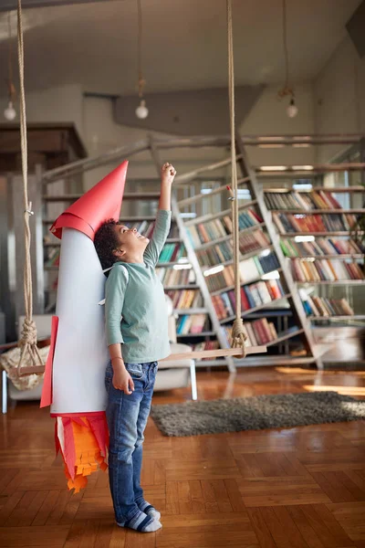 Garotinho Com Brinquedo Foguete Nas Costas Está Divertindo Imaginando Voando — Fotografia de Stock