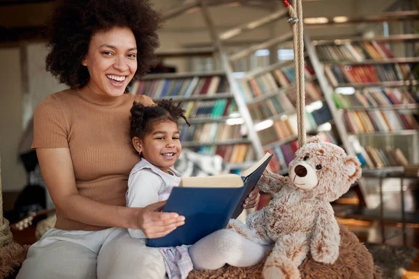Una Giovane Madre Posa Mentre Legge Libro Alla Sua Piccola — Foto Stock