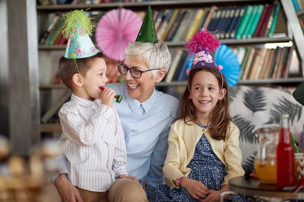 Mormor Chattar Med Barnbarnen Födelsedagsfest Glad Atmosfär Hemma Familj Fest — Stockfoto