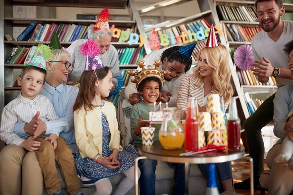 Familia Amigos Cantando Aplaudiendo Una Celebración Del Cumpleaños Niño Ambiente —  Fotos de Stock