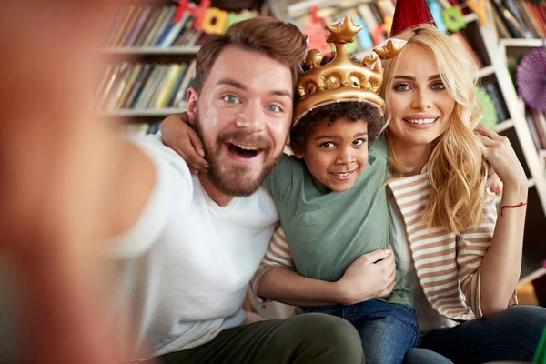 Glückliches Paar Beim Selfie Mit Seinem Adoptivsohn Auf Einer Kindergeburtstagsparty — Stockfoto