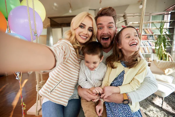 Kinder Und Eltern Amüsieren Sich Bei Einem Selfie Fröhlicher Atmosphäre — Stockfoto