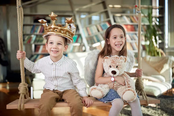 Feliz Hermanito Hermana Sentados Jugando Columpio Ambiente Alegre Casa Juntos — Foto de Stock