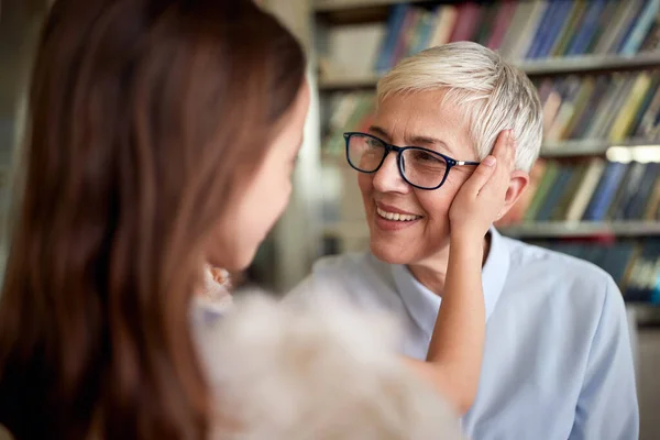 Eine Kleine Enkelin Emotionalen Momenten Mit Ihrer Oma Familiärer Atmosphäre — Stockfoto