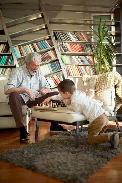 Dědeček Nadšený Když Hraje Šachy Svým Vnukem Hravé Atmosféře Doma — Stock fotografie