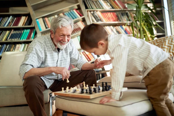 Ένας Χαρούμενος Παππούς Παίζει Σκάκι Τον Εγγονό Του Και Περνούν — Φωτογραφία Αρχείου