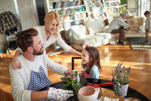 Una Hija Pequeña Divirtiéndose Mientras Planta Flores Casa Con Sus — Foto de Stock