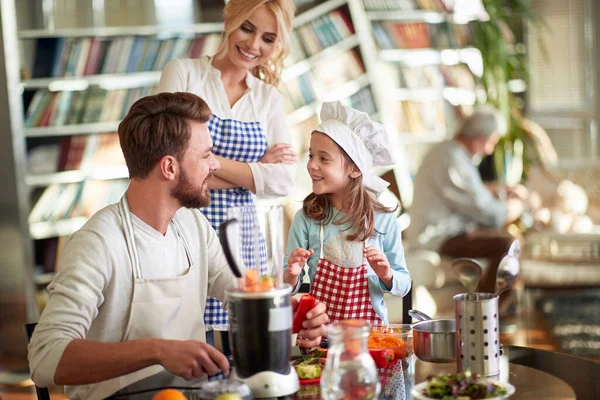 Una Joven Familia Feliz Preparando Una Comida Ambiente Alegre Casa — Foto de Stock