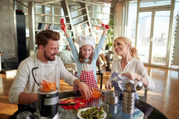 Uma Jovem Família Está Cheia Alegria Enquanto Prepara Uma Refeição — Fotografia de Stock