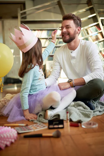 Jovem Pai Gosta Maquilhar Com Sua Filha Enquanto Eles Preparam — Fotografia de Stock