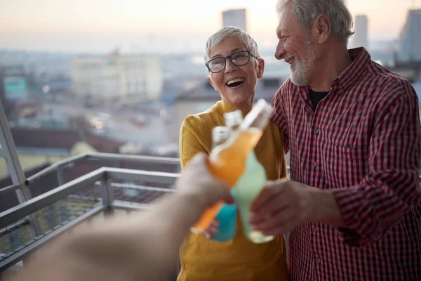 Una Coppia Anziana Diverte Sorseggiando Drink Compagnia Atmosfera Allegra Sulla — Foto Stock