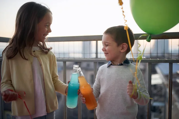 Niña Niño Sosteniendo Globos Brindando Ambiente Relajado Terraza Apartamento Familia —  Fotos de Stock