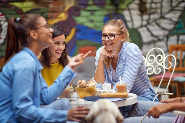 Grupo Jóvenes Adultos Caucásicos Amigos Femeninos Hablando Riendo Cafetería Aire — Foto de Stock