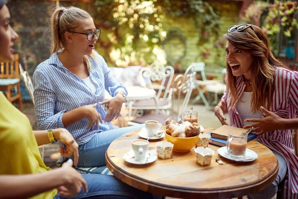 Groupe Copines Caucasiennes Parlant Dans Café Extérieur Montrant Sur Ventre — Photo