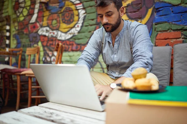 Ung Vuxen Kaukasisk Man Sitter Tjusig Urban Utomhus Café Arbetar — Stockfoto