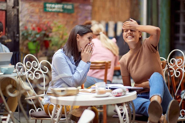 Ung Vuxen Kaukasisk Kvinna Berättar Blygt Skvaller Till Sin Kvinnliga — Stockfoto