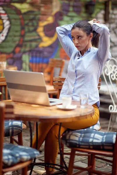 Young Adult Caucasian Female Fixing Her Hair Sitting Outdoor Cafe — Stock Photo, Image