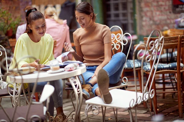 Jóvenes Hembras Caucásicas Adultas Estudiando Juntas Cafetería Aire Libre Sonriendo — Foto de Stock