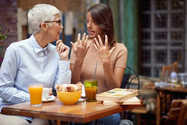 Mujer Adulta Joven Hablando Con Una Anciana Una Cafetería Aire —  Fotos de Stock
