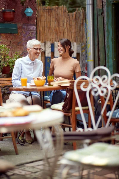 Duas Mulheres Caucasianas Gerações Diferentes Tomando Café Manhã Juntas Café — Fotografia de Stock