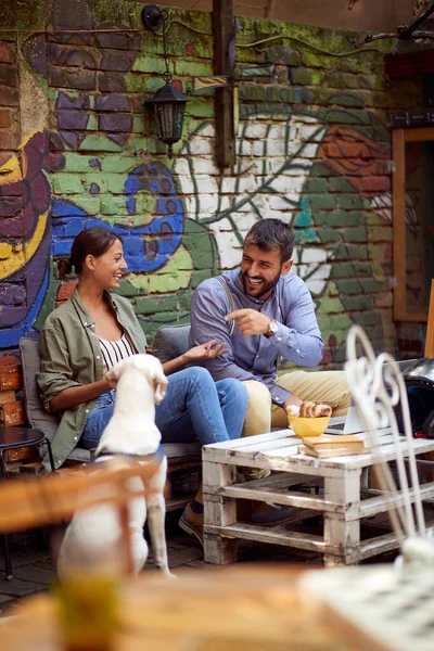 Junges Paar Das Mit Seinem Hund Einem Café Freien Sitzt — Stockfoto