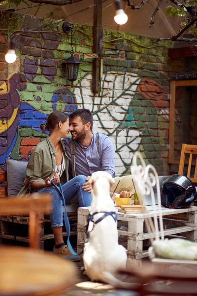 Jong Stel Knuffelen Glimlachen Zitten Outdoor Cafe Met Hun Hond — Stockfoto