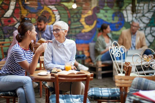 Duas Fêmeas Idades Diferentes Sentadas Café Livre Conversando Sorrindo Bebendo — Fotografia de Stock