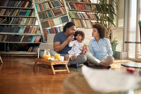 Una Bambina Che Diverte Fare Bolle Sapone Mentre Gioca Con — Foto Stock