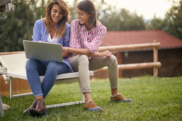 Twee Studenten Wikkelen Een Krant Samen Buiten Een Tuin — Stockfoto