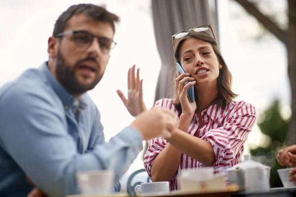 Amigos Bebiendo Café Juntos Mañana — Foto de Stock