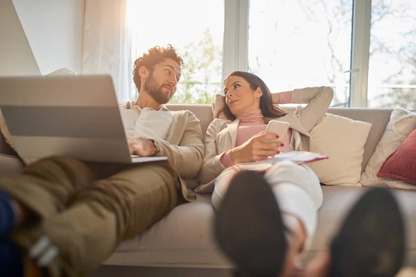 Beautiful Young Caucasian Couple Chilling Working Home Lockdown Situation Due — Foto de Stock