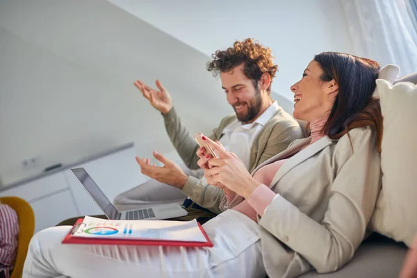 Een Jong Zakenechtpaar Geniet Van Een Gezellig Gesprek Bank Een — Stockfoto